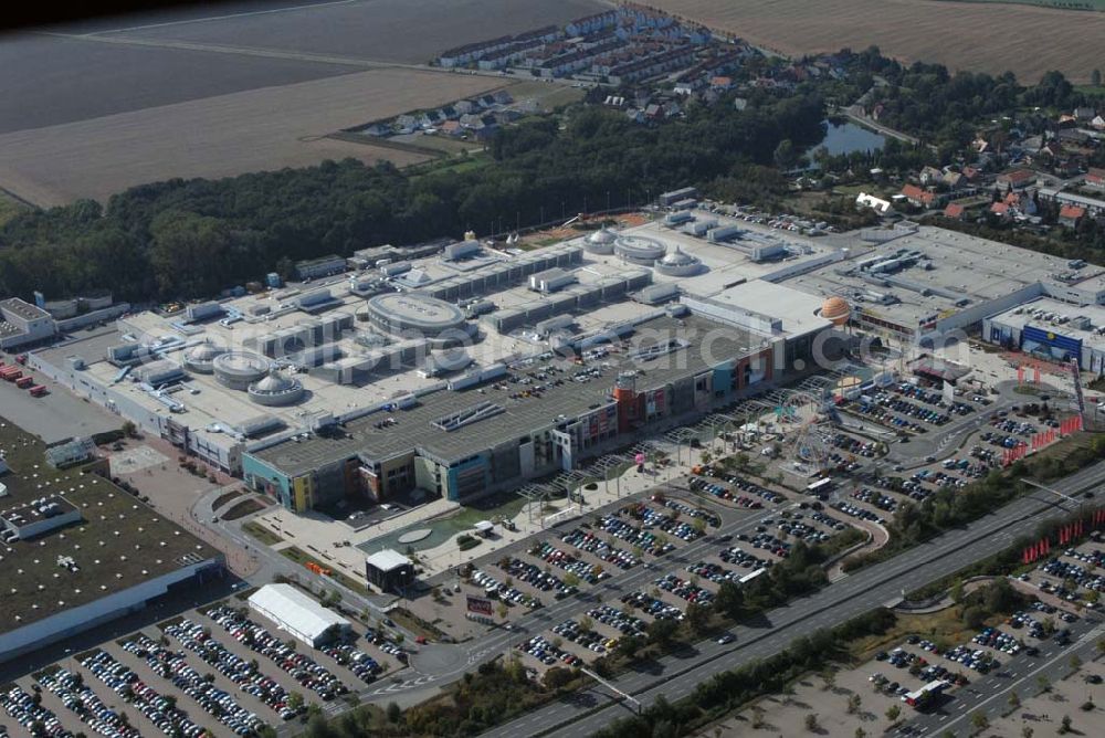 Aerial photograph Günthersdorf / Sachsen-Anhalt - Blick auf das neu eröffnete Einkaufszentrum der ECE nova eventis.nova eventis Center-Management,ECE Projektmanagement,Am Einkaufszentrum, 06254 Günthersdorf,