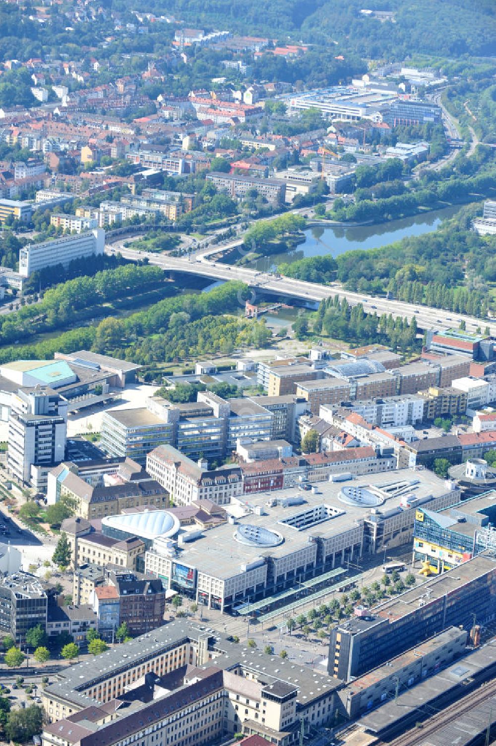 Aerial image Saarbrücken - Blick auf das Einkaufszentrum Europa-Galerie Saarbrücken am Hauptbahnhof. Betrieben wird es von der ECE Projektmanagement G.m.b.H. & Co.KG. The Shopping Centre Europe Gallery Saarbrücken.