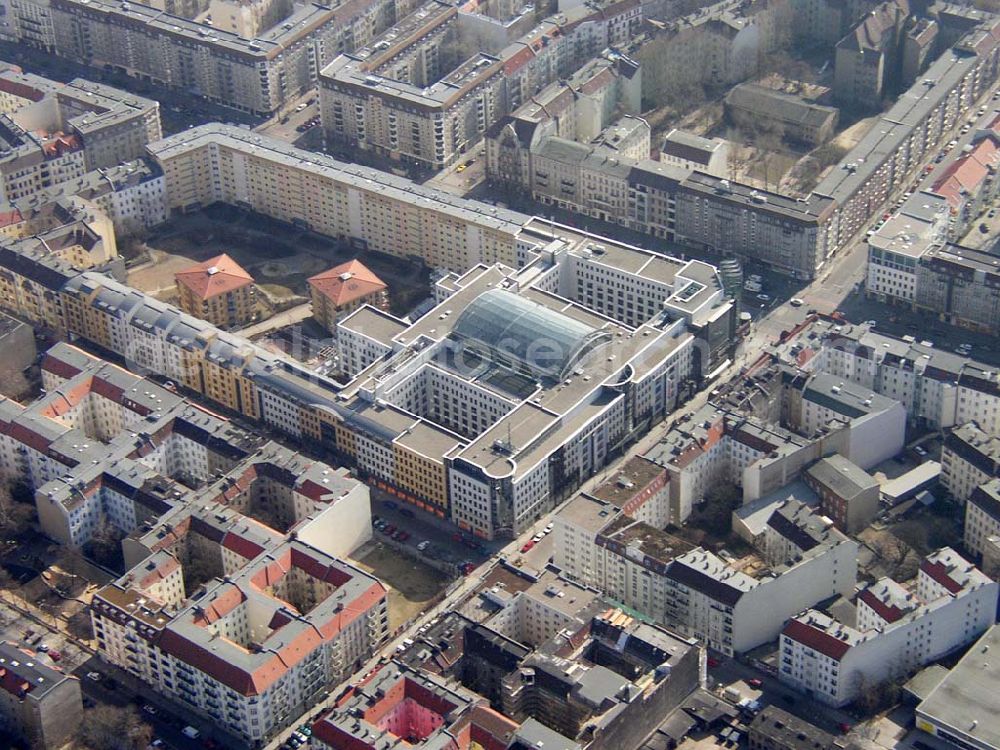 Berlin - FRIEDRICHSHAIN from the bird's eye view: Einkaufszentrum an der Frankfurter Allee in Berlin-Friedrichshain. 16.03.03