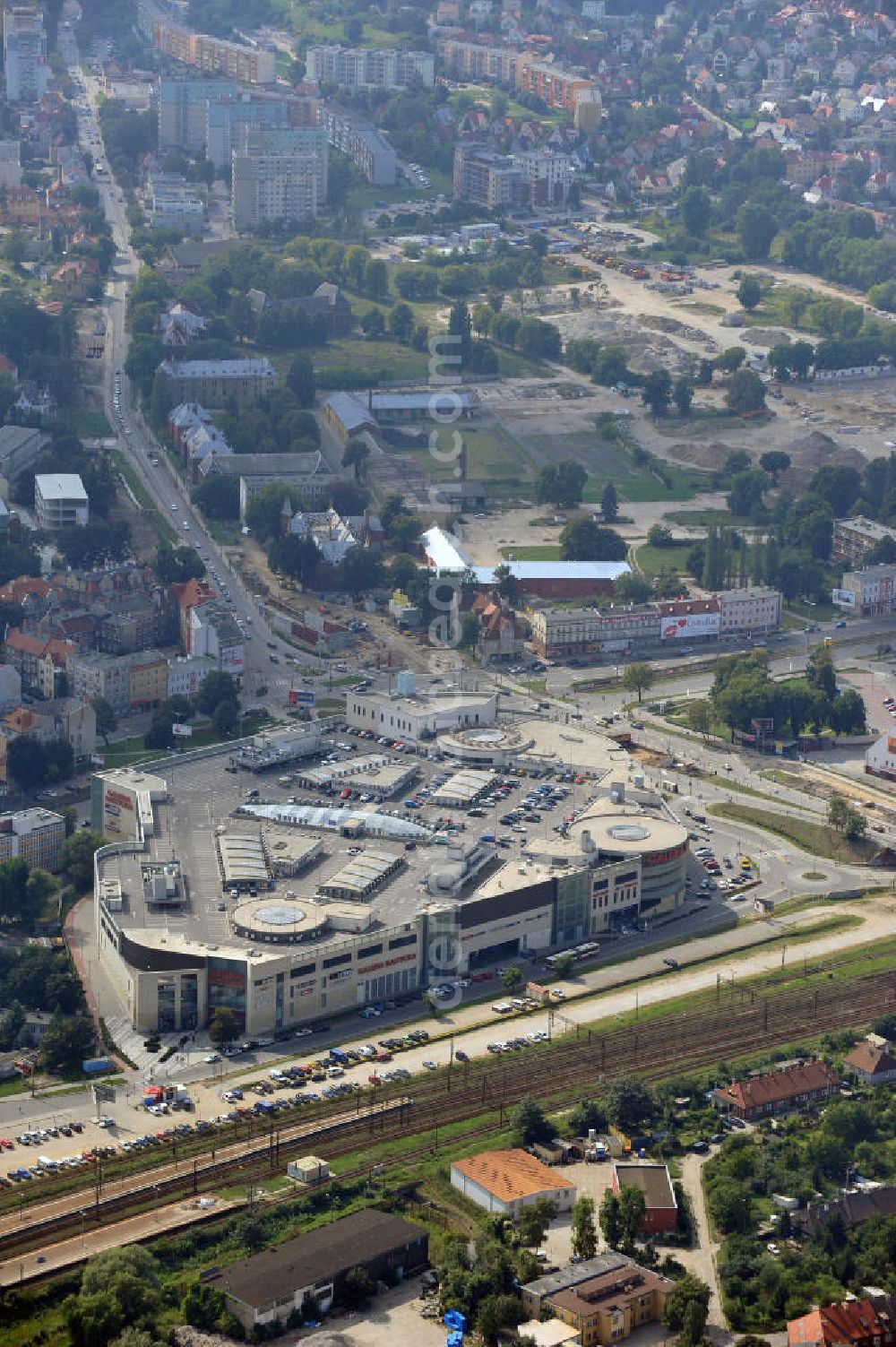 Aerial photograph Danzig / Gdansk - Blick auf das Einkaufszentrum Galeria Baltyckader der deutschen ECE an der Al. Grunwaldzka 141 in Danzig, Polen. Errichtet wurde das moderne Shopping Center durch die deutsche HOCHTIEF AG, PERI, Streif Baulogistik. View shopping center Galeria Baltyckader in Gdansk, Poland.