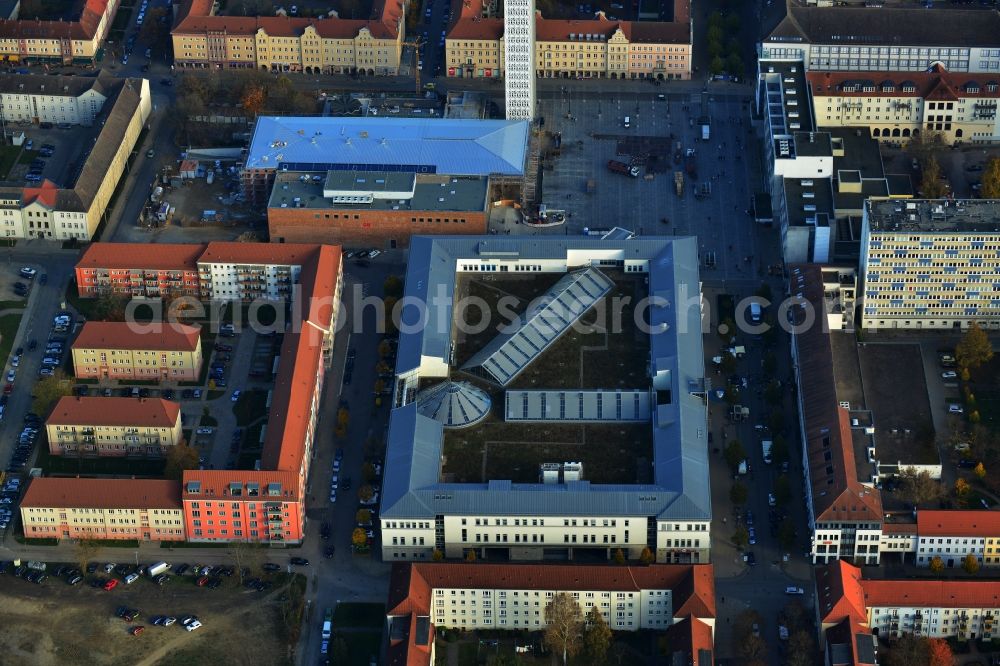 Aerial photograph Neubrandenburg - Shopping Centre Marktplatz-Center ECE Project Management GmbH & Co. KG., Haus der Kultur und Bildung and residential area with apartment buildings in a closed construction in Neubrandenburg in Mecklenburg-Vorpommern