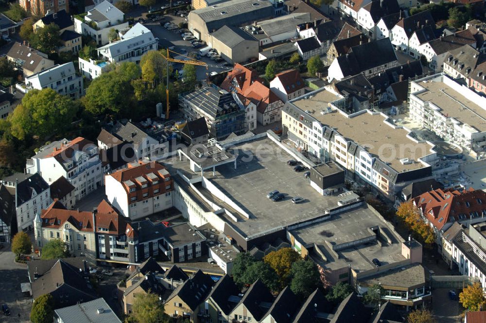 Unna from the bird's eye view: Einkaufszentrum an der Hertingerstrasse 17 in 59423 Unna - ein Projekt der Unternehmensgruppe Markus Gerold an der Vaerstbrücke 1 in 59425 Unna.