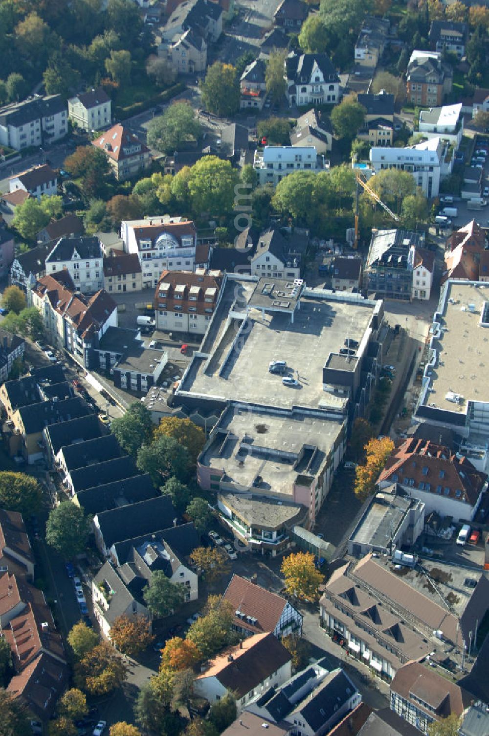 Unna from the bird's eye view: Einkaufszentrum an der Hertingerstrasse 17 in 59423 Unna - ein Projekt der Unternehmensgruppe Markus Gerold an der Vaerstbrücke 1 in 59425 Unna.