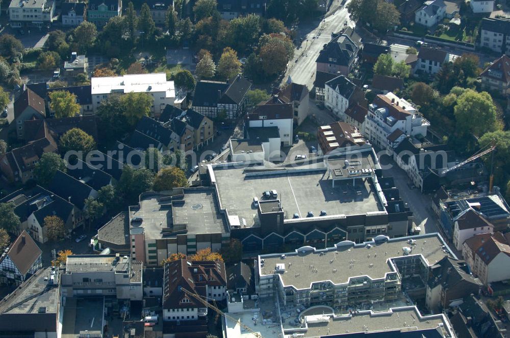 Unna from the bird's eye view: Einkaufszentrum an der Hertingerstrasse 17 in 59423 Unna - ein Projekt der Unternehmensgruppe Markus Gerold an der Vaerstbrücke 1 in 59425 Unna.