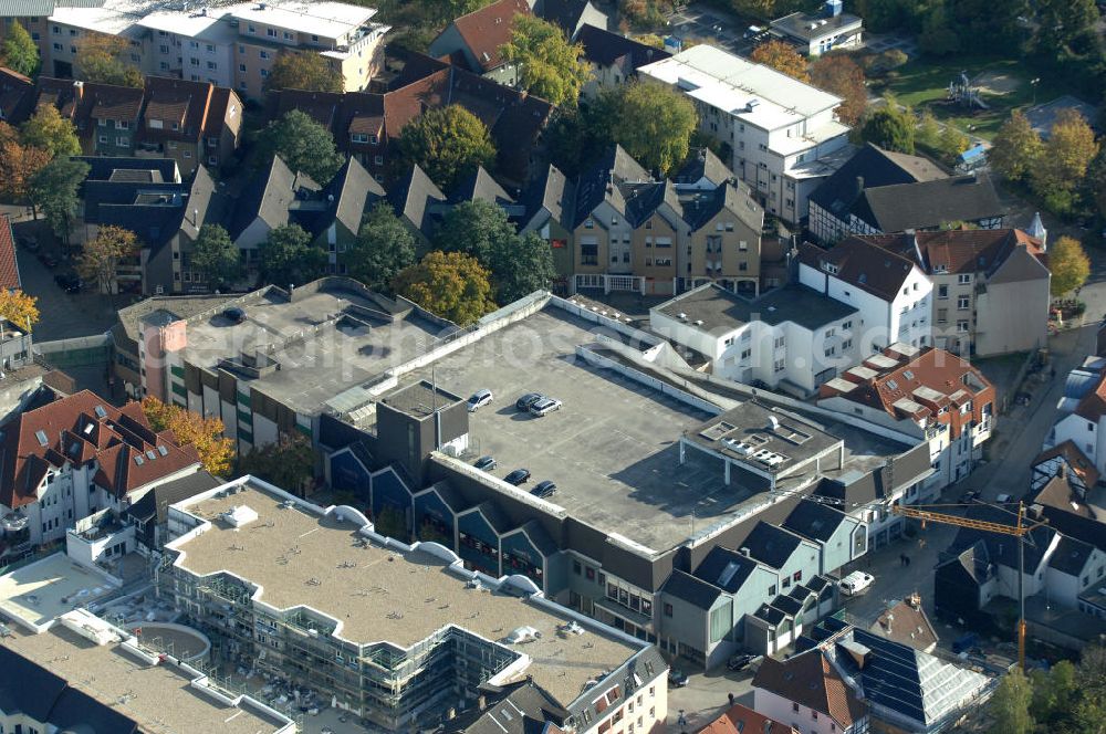 Unna from the bird's eye view: Einkaufszentrum an der Hertingerstrasse 17 in 59423 Unna - ein Projekt der Unternehmensgruppe Markus Gerold an der Vaerstbrücke 1 in 59425 Unna.