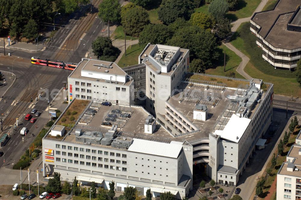 Aerial image Berlin - Blick auf das Einkaufszentrum Hohenschönhauser Tor in Berlin-Lichtenberg. Neben einer vielzahl an Geschäften beinhaltet es Bürogeschosse und ein Parkhaus. Zu finden ist es am Weißenseer Weg 35–38 a / Konrad-Wolf-Straße 56–60 in Hohenschönhausen, ein Stadtteil von dem Bezirk Lichtenberg. Erbaut wurde es von der INTERTEC Ingenieurgesellschaft für Hochbau mbH. Kontakt: