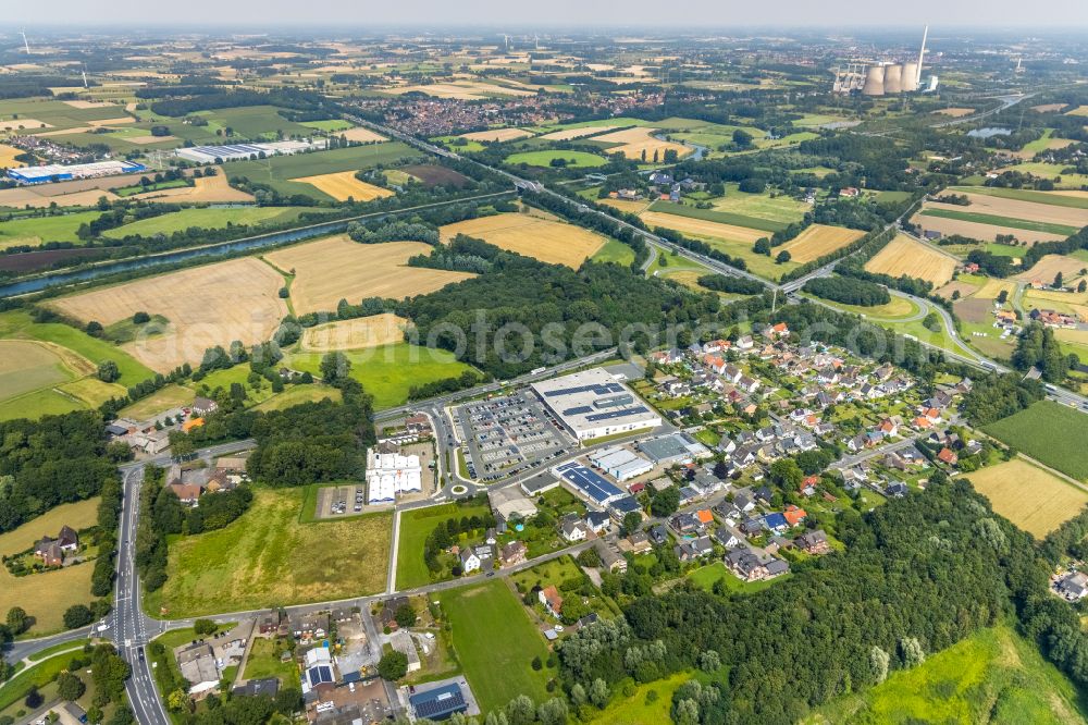 Bergkamen from the bird's eye view: Building complex of the shopping center KAUFLAND between Ostenhellweg and Am Roemerlager in the district Ruenthe in Bergkamen in the state North Rhine-Westphalia, Germany