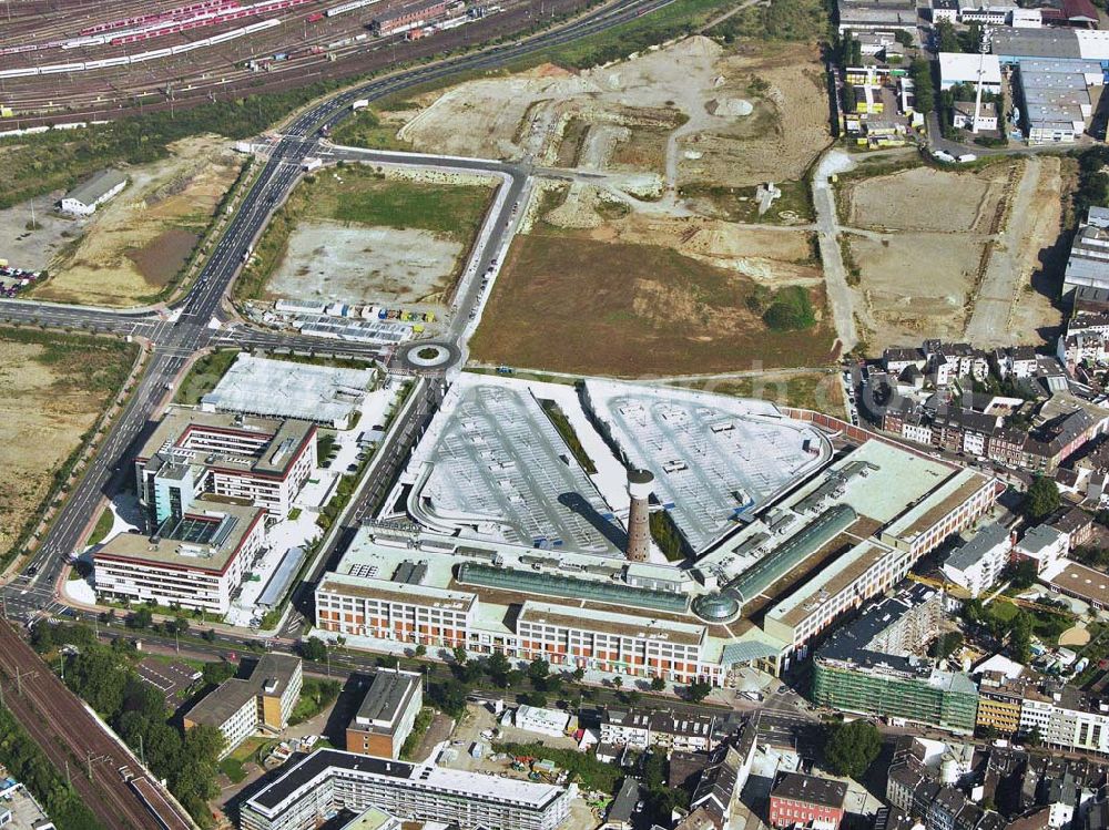 Aerial photograph Köln - Blick das Einkaufszentrum Köln-Arcaden und das Polizeipräsidiums im Kölner Stadtbezirk Kalk. KÖLN ARCADEN, Kalker Hauptstraße 55, 51103 Köln, Telefon 0221-992030