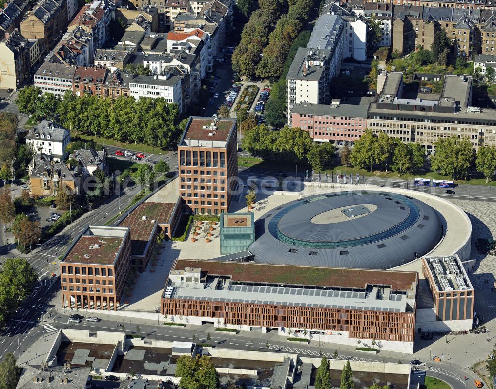 Wiesbaden from the bird's eye view: Blick auf das Einkaufszentrum Lilien-Carré am Hauptbahnhof. Es entstand auf dem Gelände der ehemaligen Hauptpost und bietet 25.000 Quadratmeter Verkaufs- und Gastronomiefläche. View of the shopping Lilien-Carré at the main station. It was built on the site of the former main post office and offers 25,000 square meter of sale and restaurant space.