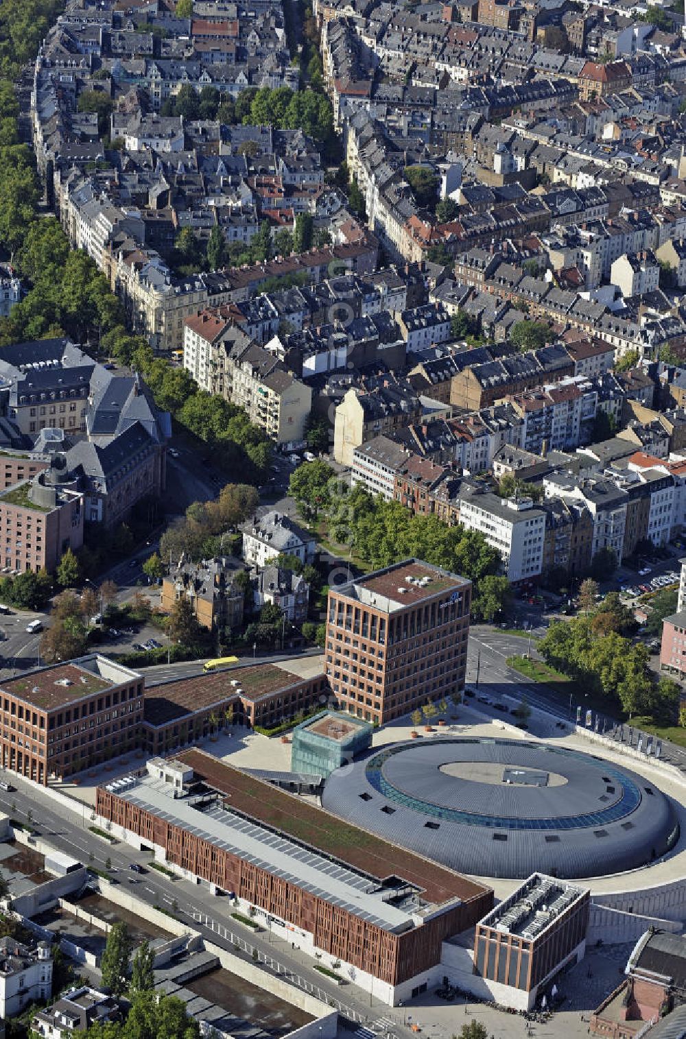 Aerial image Wiesbaden - Blick auf das Einkaufszentrum Lilien-Carré am Hauptbahnhof. Es entstand auf dem Gelände der ehemaligen Hauptpost und bietet 25.000 Quadratmeter Verkaufs- und Gastronomiefläche. View of the shopping Lilien-Carré at the main station. It was built on the site of the former main post office and offers 25,000 square meter of sale and restaurant space.