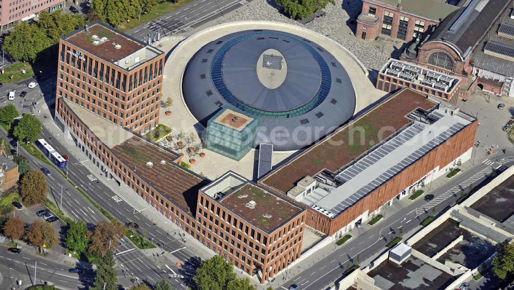 Aerial photograph Wiesbaden - Blick auf das Einkaufszentrum Lilien-Carré am Hauptbahnhof. Es entstand auf dem Gelände der ehemaligen Hauptpost und bietet 25.000 Quadratmeter Verkaufs- und Gastronomiefläche. View of the shopping Lilien-Carré at the main station. It was built on the site of the former main post office and offers 25,000 square meter of sale and restaurant space.