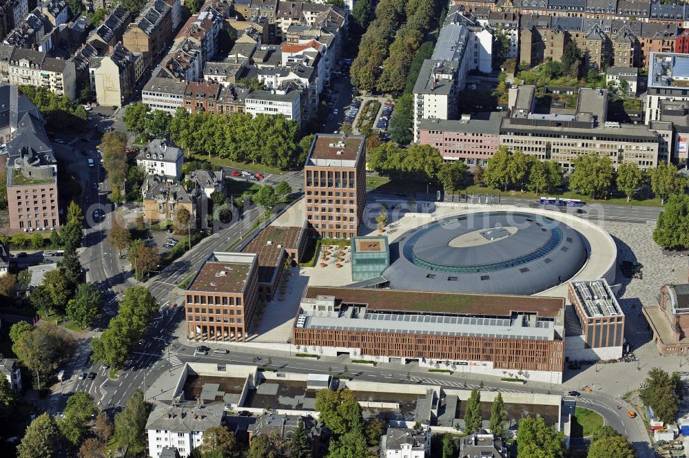 Wiesbaden from the bird's eye view: Blick auf das Einkaufszentrum Lilien-Carré am Hauptbahnhof. Es entstand auf dem Gelände der ehemaligen Hauptpost und bietet 25.000 Quadratmeter Verkaufs- und Gastronomiefläche. View of the shopping Lilien-Carré at the main station. It was built on the site of the former main post office and offers 25,000 square meter of sale and restaurant space.