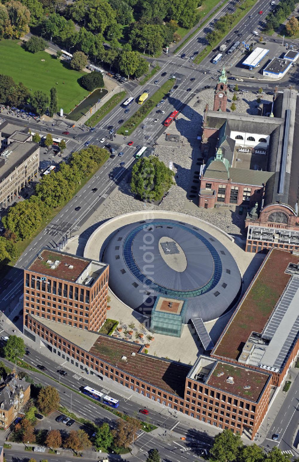 Aerial image Wiesbaden - Blick auf das Einkaufszentrum Lilien-Carré am Hauptbahnhof. Es entstand auf dem Gelände der ehemaligen Hauptpost und bietet 25.000 Quadratmeter Verkaufs- und Gastronomiefläche. View of the shopping Lilien-Carré at the main station. It was built on the site of the former main post office and offers 25,000 square meter of sale and restaurant space.