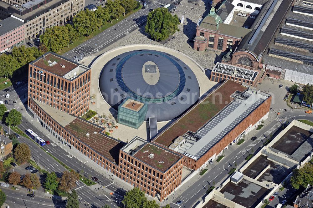 Aerial photograph Wiesbaden - Blick auf das Einkaufszentrum Lilien-Carré am Hauptbahnhof. Es entstand auf dem Gelände der ehemaligen Hauptpost und bietet 25.000 Quadratmeter Verkaufs- und Gastronomiefläche. View of the shopping Lilien-Carré at the main station. It was built on the site of the former main post office and offers 25,000 square meter of sale and restaurant space.