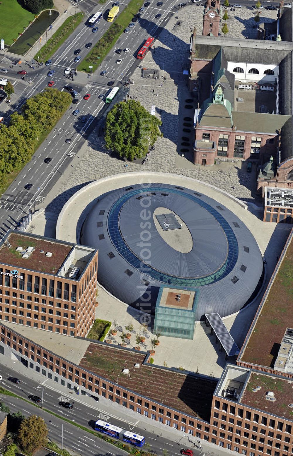 Wiesbaden from above - Blick auf das Einkaufszentrum Lilien-Carré am Hauptbahnhof. Es entstand auf dem Gelände der ehemaligen Hauptpost und bietet 25.000 Quadratmeter Verkaufs- und Gastronomiefläche. View of the shopping Lilien-Carré at the main station. It was built on the site of the former main post office and offers 25,000 square meter of sale and restaurant space.