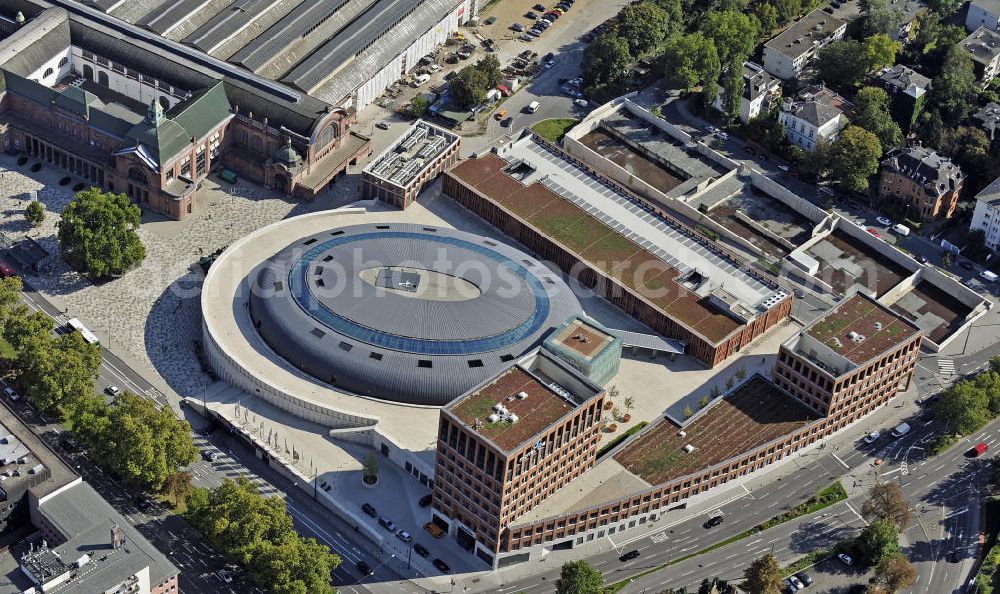 Wiesbaden from the bird's eye view: Blick auf das Einkaufszentrum Lilien-Carré am Hauptbahnhof. Es entstand auf dem Gelände der ehemaligen Hauptpost und bietet 25.000 Quadratmeter Verkaufs- und Gastronomiefläche. View of the shopping Lilien-Carré at the main station. It was built on the site of the former main post office and offers 25,000 square meter of sale and restaurant space.