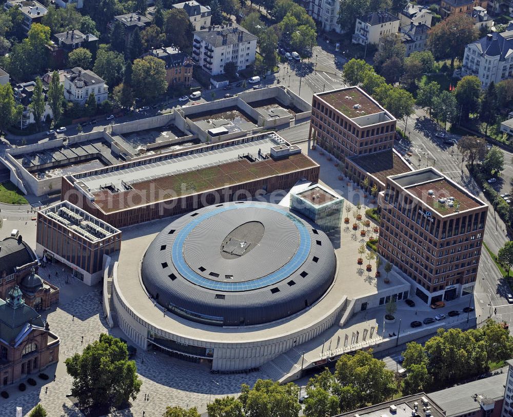 Aerial image Wiesbaden - Blick auf das Einkaufszentrum Lilien-Carré am Hauptbahnhof. Es entstand auf dem Gelände der ehemaligen Hauptpost und bietet 25.000 Quadratmeter Verkaufs- und Gastronomiefläche. View of the shopping Lilien-Carré at the main station. It was built on the site of the former main post office and offers 25,000 square meter of sale and restaurant space.