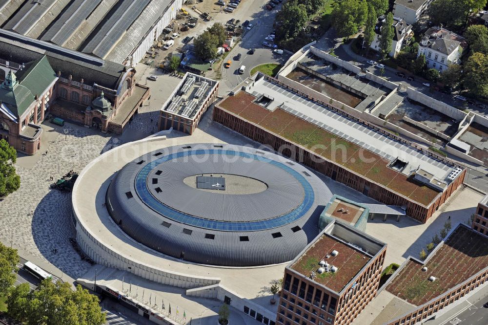 Aerial photograph Wiesbaden - Blick auf das Einkaufszentrum Lilien-Carré am Hauptbahnhof. Es entstand auf dem Gelände der ehemaligen Hauptpost und bietet 25.000 Quadratmeter Verkaufs- und Gastronomiefläche. View of the shopping Lilien-Carré at the main station. It was built on the site of the former main post office and offers 25,000 square meter of sale and restaurant space.