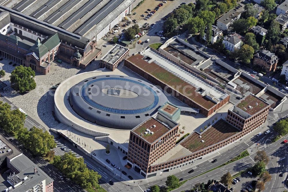 Wiesbaden from above - Blick auf das Einkaufszentrum Lilien-Carré am Hauptbahnhof. Es entstand auf dem Gelände der ehemaligen Hauptpost und bietet 25.000 Quadratmeter Verkaufs- und Gastronomiefläche. View of the shopping Lilien-Carré at the main station. It was built on the site of the former main post office and offers 25,000 square meter of sale and restaurant space.