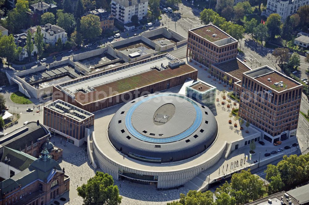 Wiesbaden from the bird's eye view: Blick auf das Einkaufszentrum Lilien-Carré am Hauptbahnhof. Es entstand auf dem Gelände der ehemaligen Hauptpost und bietet 25.000 Quadratmeter Verkaufs- und Gastronomiefläche. View of the shopping Lilien-Carré at the main station. It was built on the site of the former main post office and offers 25,000 square meter of sale and restaurant space.