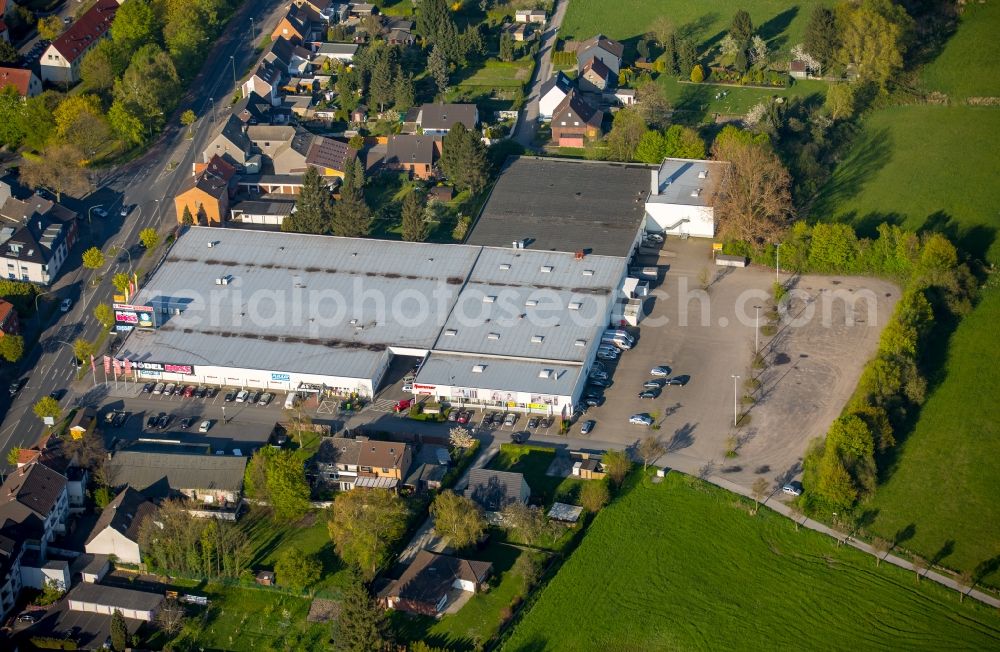 Hamm from the bird's eye view: Shopping center with the furniture market SB Moebel Boss and the construction store Hammer in the Heessen part of Hamm in the state of North Rhine-Westphalia