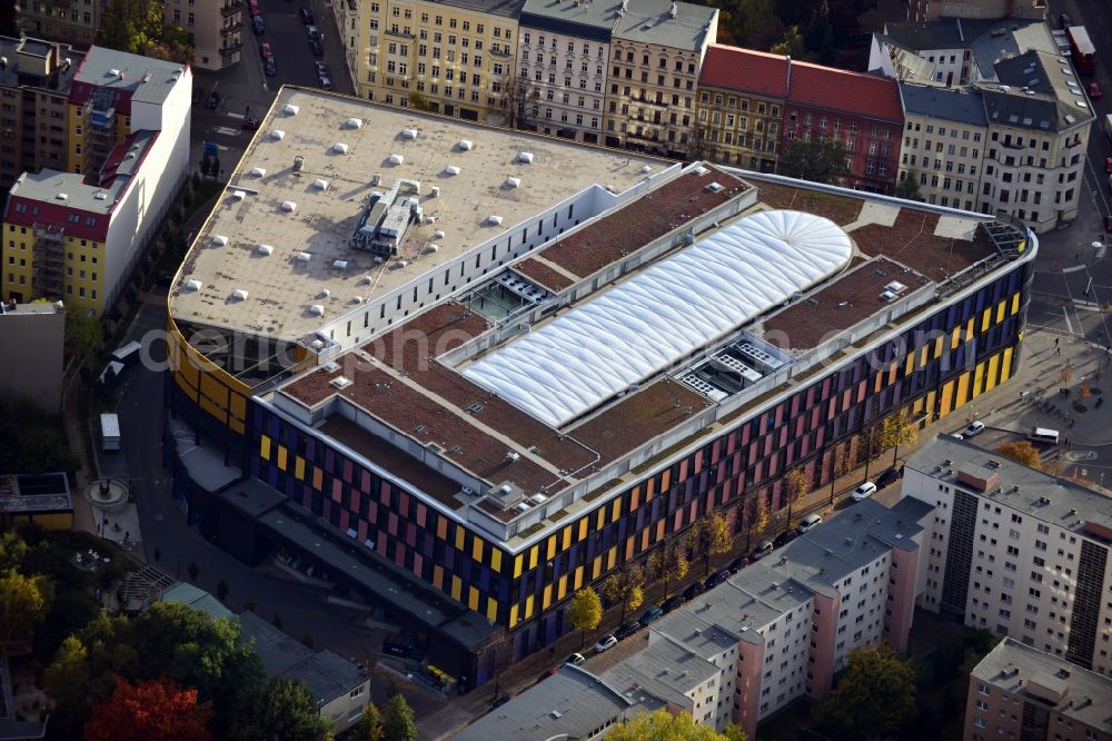 Berlin from the bird's eye view: View of the shopping center Moa Bogen and Hotel Moa at Stephanstrasse in the district of Moabit in Berlin - Mitte. The mall is location for shops, restaurants and a fitness center as well as the local community center BürSte. The Hotel Moa belongs to the Best Western Hotels Germany GmbH. Design and planning of the building was overseen by architect's office nps tchoban voss