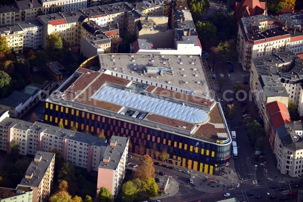 Aerial image Berlin - View of the shopping center Moa Bogen and Hotel Moa at Stephanstrasse in the district of Moabit in Berlin - Mitte. The mall is location for shops, restaurants and a fitness center as well as the local community center BürSte. The Hotel Moa belongs to the Best Western Hotels Germany GmbH. Design and planning of the building was overseen by architect's office nps tchoban voss