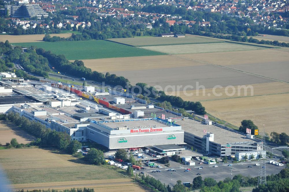 Aerial photograph Sulzbach - Blick auf das Einkaufszentrum MTZ Main-Taunus-Zentrum in Sulzbach / Hessen. Das Einzelhandelszentrum ist mit dem Eröffnungsjahr 1964 das älteste Einkaufszentrum der heute europaweit agierenden ECE Projektmanagement GmbH und der Prototyp des Einkaufszentrums. Das MTZ wurde umfassend modernisiert und erweitert und ist heute Hessens größtes Zentrum. Shopping center MTZ Main-Taunus - Center in Sulzbach / Hesse.