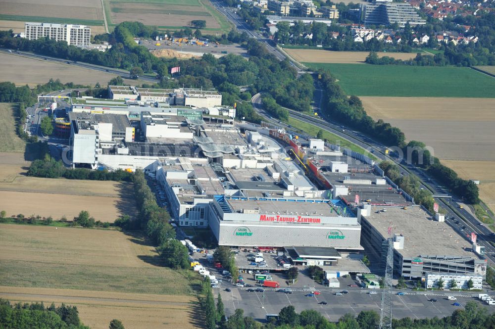 Sulzbach from above - Blick auf das Einkaufszentrum MTZ Main-Taunus-Zentrum in Sulzbach / Hessen. Das Einzelhandelszentrum ist mit dem Eröffnungsjahr 1964 das älteste Einkaufszentrum der heute europaweit agierenden ECE Projektmanagement GmbH und der Prototyp des Einkaufszentrums. Das MTZ wurde umfassend modernisiert und erweitert und ist heute Hessens größtes Zentrum. Shopping center MTZ Main-Taunus - Center in Sulzbach / Hesse.