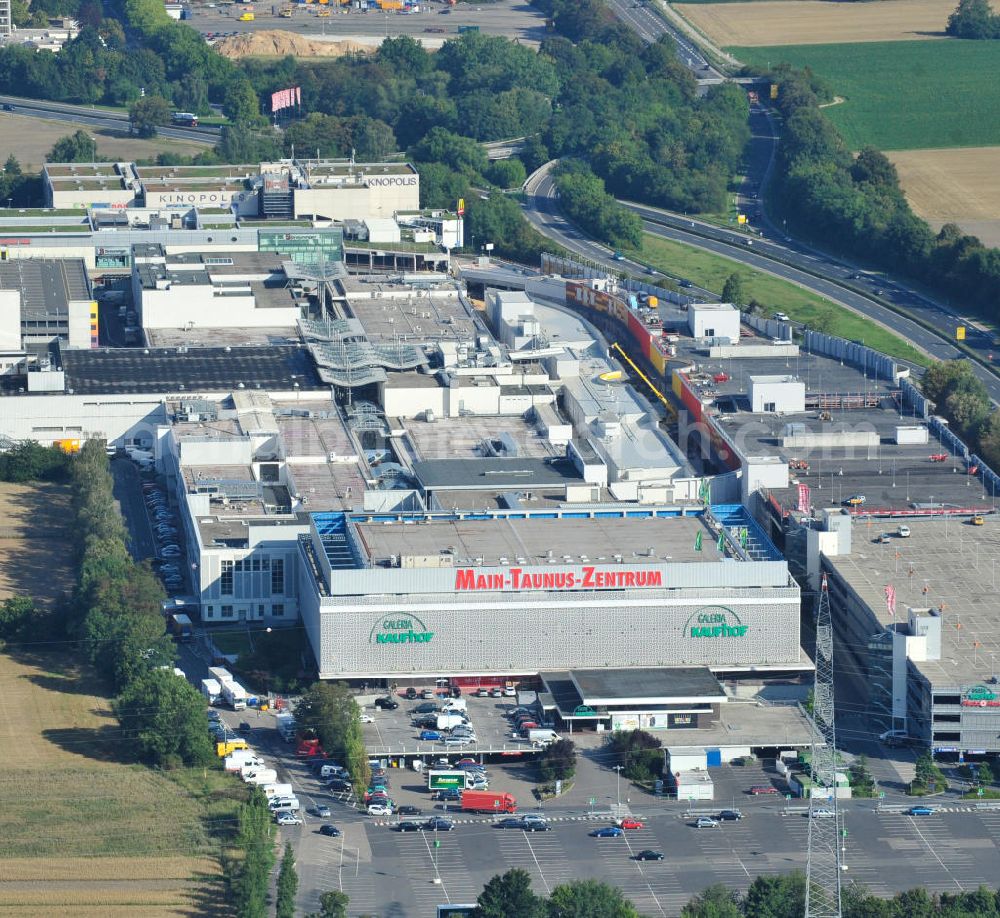 Sulzbach from the bird's eye view: Blick auf das Einkaufszentrum MTZ Main-Taunus-Zentrum in Sulzbach / Hessen. Das Einzelhandelszentrum ist mit dem Eröffnungsjahr 1964 das älteste Einkaufszentrum der heute europaweit agierenden ECE Projektmanagement GmbH und der Prototyp des Einkaufszentrums. Das MTZ wurde umfassend modernisiert und erweitert und ist heute Hessens größtes Zentrum. Shopping center MTZ Main-Taunus - Center in Sulzbach / Hesse.