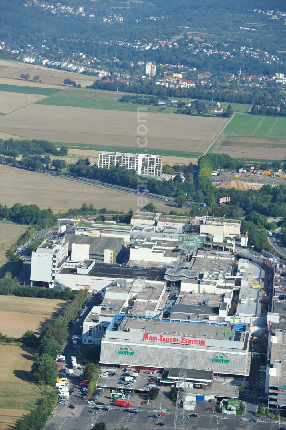 Sulzbach from above - Blick auf das Einkaufszentrum MTZ Main-Taunus-Zentrum in Sulzbach / Hessen. Das Einzelhandelszentrum ist mit dem Eröffnungsjahr 1964 das älteste Einkaufszentrum der heute europaweit agierenden ECE Projektmanagement GmbH und der Prototyp des Einkaufszentrums. Das MTZ wurde umfassend modernisiert und erweitert und ist heute Hessens größtes Zentrum. Shopping center MTZ Main-Taunus - Center in Sulzbach / Hesse.