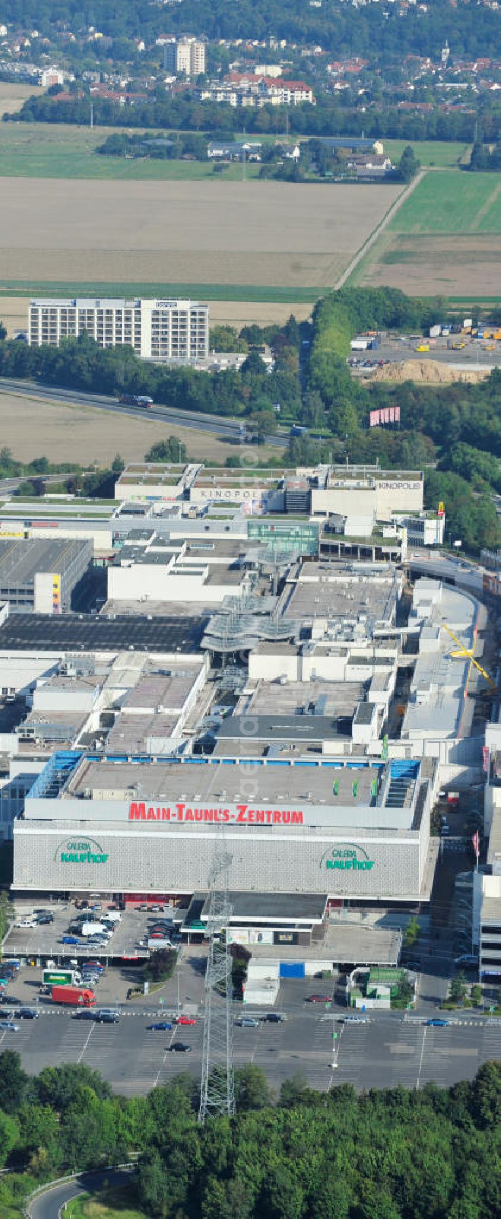 Sulzbach from the bird's eye view: Blick auf das Einkaufszentrum MTZ Main-Taunus-Zentrum in Sulzbach / Hessen. Das Einzelhandelszentrum ist mit dem Eröffnungsjahr 1964 das älteste Einkaufszentrum der heute europaweit agierenden ECE Projektmanagement GmbH und der Prototyp des Einkaufszentrums. Das MTZ wurde umfassend modernisiert und erweitert und ist heute Hessens größtes Zentrum. Shopping center MTZ Main-Taunus - Center in Sulzbach / Hesse.