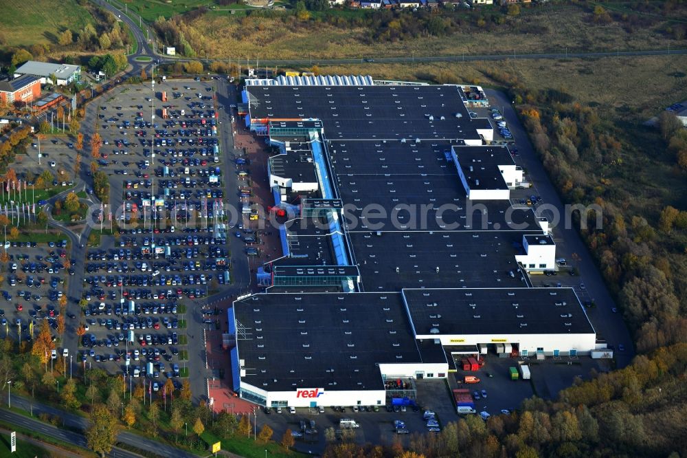 Neubrandenburg from the bird's eye view: Shopping Center Bethanien Center of MEC METRO-ECE Centermanagement GmbH & Co. KG. The commercial area is located on the Mirabellenstraße in Neubrandenburg in Mecklenburg-Vorpommern