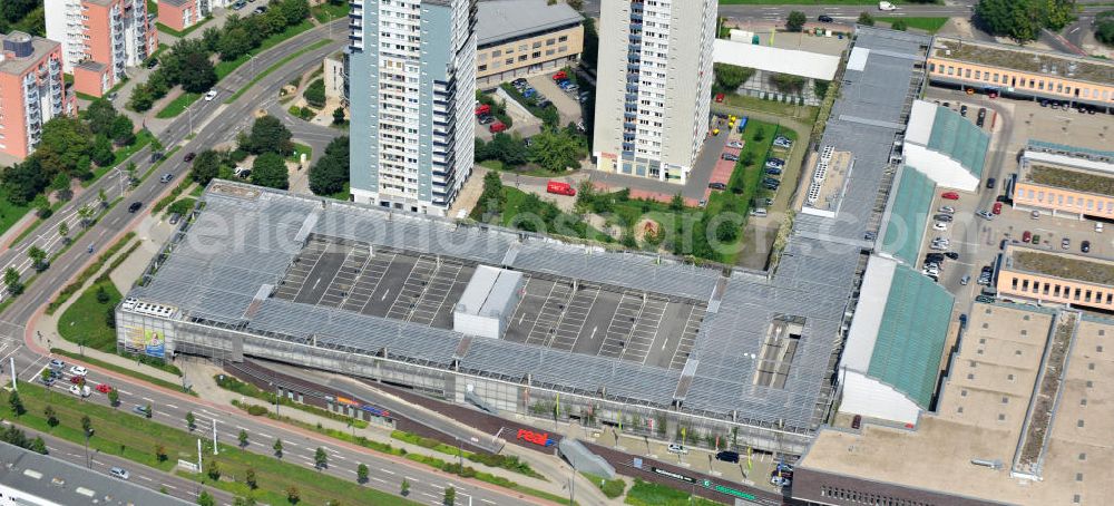 Halle / Saale / OT Neustadt from the bird's eye view: Blick auf das Einkaufszentrum NCH Neustadt Centrum an der Magistrale / Neustädter Passage in Halle-Neustadt. Das Shopping- Center ist eine Immobilie der australischen APN Property Group. Town Center shopping center in Halle in Saxony-Anhalt.