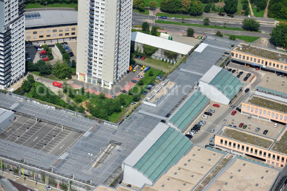 Aerial photograph Halle / Saale / OT Neustadt - Blick auf das Einkaufszentrum NCH Neustadt Centrum an der Magistrale / Neustädter Passage in Halle-Neustadt. Das Shopping- Center ist eine Immobilie der australischen APN Property Group. Town Center shopping center in Halle in Saxony-Anhalt.