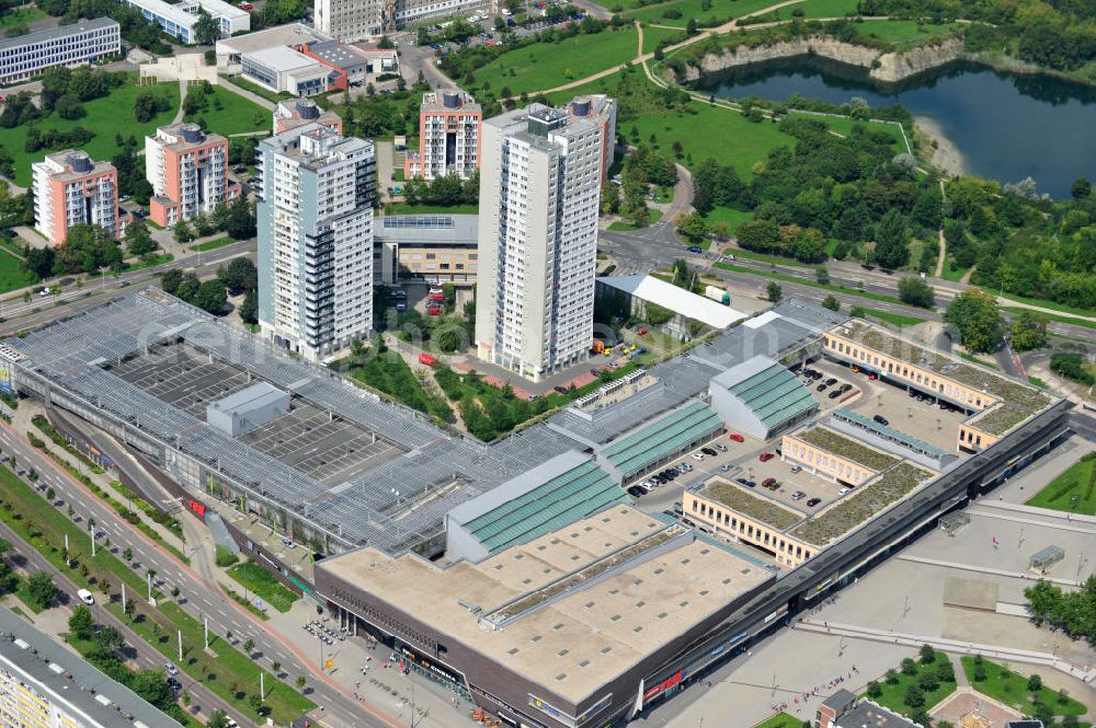 Halle / Saale / OT Neustadt from the bird's eye view: Blick auf das Einkaufszentrum NCH Neustadt Centrum an der Magistrale / Neustädter Passage in Halle-Neustadt. Das Shopping- Center ist eine Immobilie der australischen APN Property Group. Town Center shopping center in Halle in Saxony-Anhalt.