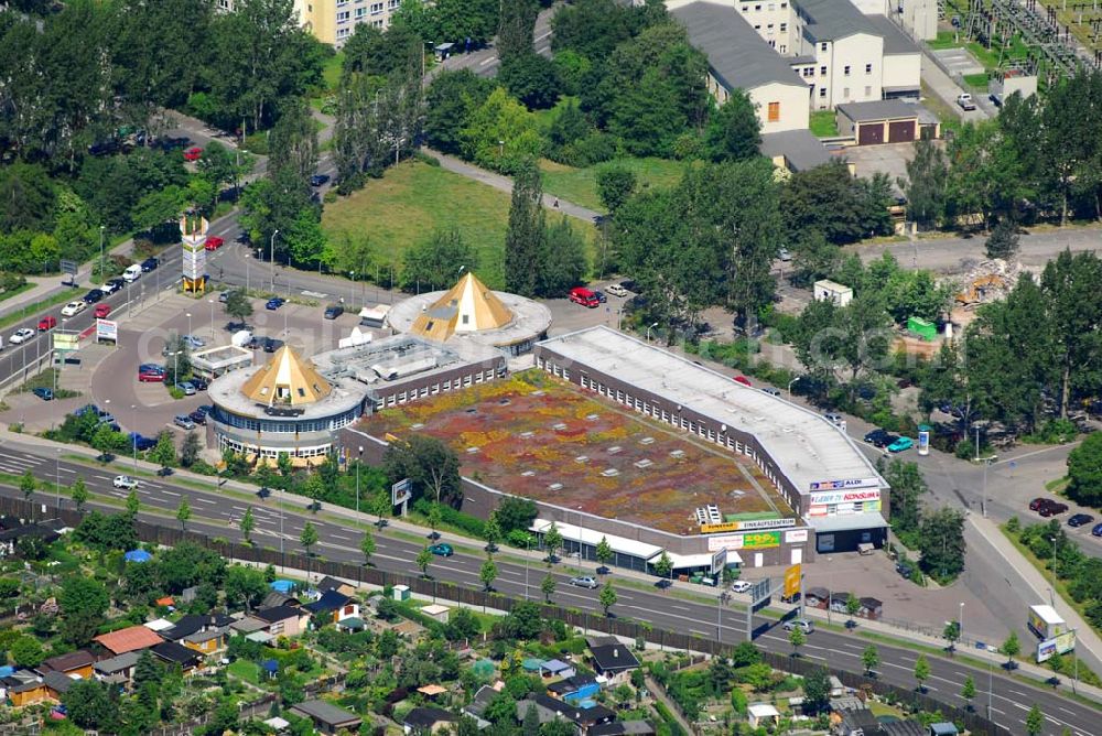 Günthersdorf from the bird's eye view: Einkaufszentrum Nova Eventis Leipzig/Halle. Auf 76.000 qm befinden sich hier über 180 Läden, gastronomische und Freizeiteinrichtungen. Im Coca-Cola-Atrium stehen den Besuchern 500 Sitzgelegeheiten zur Entspannung zur Verfügung. Nova Eventis ist ein Projekt der ECE Projektmanagement GmbH. Kontakt: nova eventis Center-Management, ECE Projektmanagement, Am Einkaufszentrum, 06254 Günthersdorf, Telefon: 034638 / 360-0, Fax: 034638 / 360-10, e-mail: info@novaeventis.de,