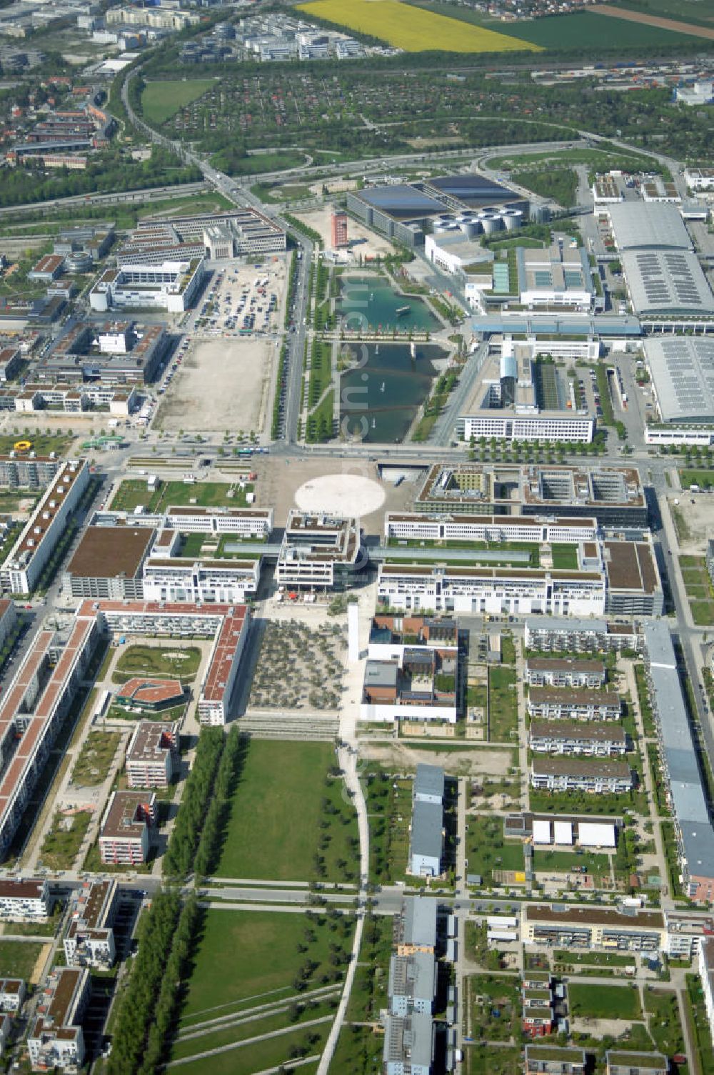 MÜNCHEN from the bird's eye view: Blick auf das Einkaufszentrum Riem Arcaden, ein Gemeinschaftsprojekt von Unibail-Rodamco Germany GmbH, Am Waldhausenpark 4, 45127 Essen, Tel. 0201 820 81-0, Fax 0201 82081-11,