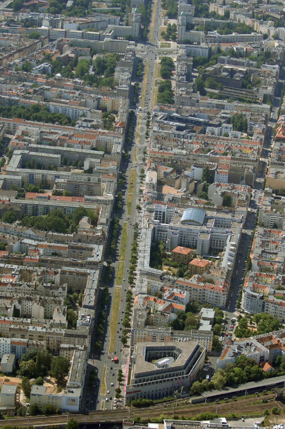 Berlin from the bird's eye view: Das Ringcenter der ECE GmbH an der Frankfurter Allee in Berlin-Friedrichshain.