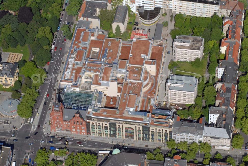 Aerial photograph Berlin-Steglitz - BERLIN-Steglitz Blick auf das Einkaufszentrum „Das Schloss“ am roten alten Rathaus in der Schloßstraße/Ecke Grunewaldstraße. 200 Millionen Euro hat ein Immobilienfonds der Firma H.F.S. unter Geschäftsführer Harald G. Huth investiert. Bei der Fassade orientierte sich Architekt Manfred Pechthold „an Kaufhäusern des 19. Jahrhunderts“. Außerdem soll das Center zum denkmalgeschützten Rathaus-Altbau passen.