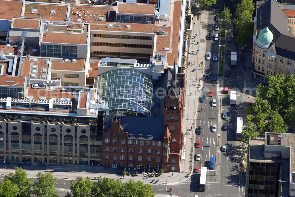 Berlin-Steglitz from above - BERLIN-Steglitz Blick auf das Einkaufszentrum „Das Schloss“ am roten alten Rathaus in der Schloßstraße/Ecke Grunewaldstraße. 200 Millionen Euro hat ein Immobilienfonds der Firma H.F.S. unter Geschäftsführer Harald G. Huth investiert. Bei der Fassade orientierte sich Architekt Manfred Pechthold „an Kaufhäusern des 19. Jahrhunderts“. Außerdem soll das Center zum denkmalgeschützten Rathaus-Altbau passen.