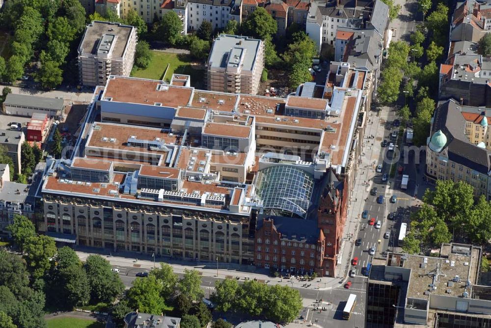 Berlin-Steglitz from the bird's eye view: BERLIN-Steglitz Blick auf das Einkaufszentrum „Das Schloss“ am roten alten Rathaus in der Schloßstraße/Ecke Grunewaldstraße. 200 Millionen Euro hat ein Immobilienfonds der Firma H.F.S. unter Geschäftsführer Harald G. Huth investiert. Bei der Fassade orientierte sich Architekt Manfred Pechthold „an Kaufhäusern des 19. Jahrhunderts“. Außerdem soll das Center zum denkmalgeschützten Rathaus-Altbau passen.