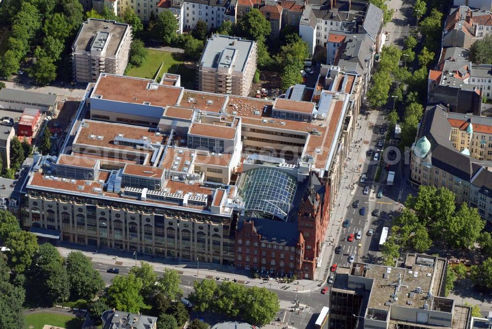 Aerial image Berlin-Steglitz - BERLIN-Steglitz Blick auf das Einkaufszentrum „Das Schloss“ am roten alten Rathaus in der Schloßstraße/Ecke Grunewaldstraße. 200 Millionen Euro hat ein Immobilienfonds der Firma H.F.S. unter Geschäftsführer Harald G. Huth investiert. Bei der Fassade orientierte sich Architekt Manfred Pechthold „an Kaufhäusern des 19. Jahrhunderts“. Außerdem soll das Center zum denkmalgeschützten Rathaus-Altbau passen.