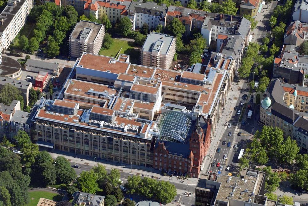 Aerial photograph Berlin-Steglitz - BERLIN-Steglitz Blick auf das Einkaufszentrum „Das Schloss“ am roten alten Rathaus in der Schloßstraße/Ecke Grunewaldstraße. 200 Millionen Euro hat ein Immobilienfonds der Firma H.F.S. unter Geschäftsführer Harald G. Huth investiert. Bei der Fassade orientierte sich Architekt Manfred Pechthold „an Kaufhäusern des 19. Jahrhunderts“. Außerdem soll das Center zum denkmalgeschützten Rathaus-Altbau passen.