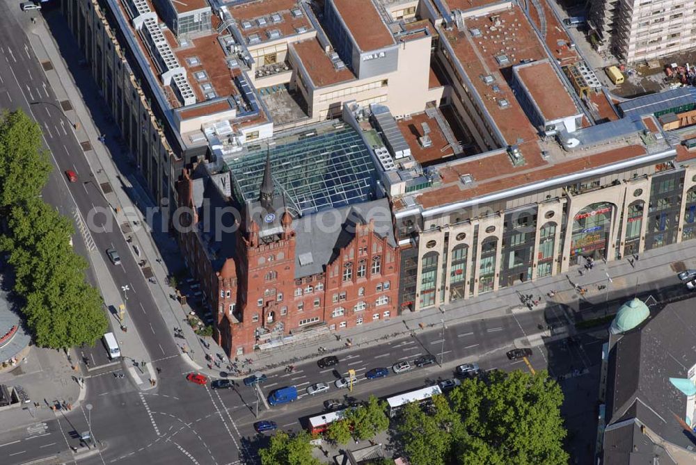 Berlin-Steglitz from above - BERLIN-Steglitz Blick auf das Einkaufszentrum „Das Schloss“ am roten alten Rathaus in der Schloßstraße/Ecke Grunewaldstraße. 200 Millionen Euro hat ein Immobilienfonds der Firma H.F.S. unter Geschäftsführer Harald G. Huth investiert. Bei der Fassade orientierte sich Architekt Manfred Pechthold „an Kaufhäusern des 19. Jahrhunderts“. Außerdem soll das Center zum denkmalgeschützten Rathaus-Altbau passen.