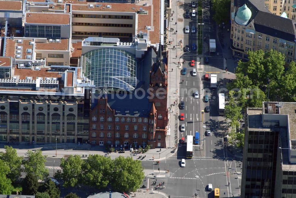 Aerial image Berlin-Steglitz - BERLIN-Steglitz Blick auf das Einkaufszentrum „Das Schloss“ am roten alten Rathaus in der Schloßstraße/Ecke Grunewaldstraße. 200 Millionen Euro hat ein Immobilienfonds der Firma H.F.S. unter Geschäftsführer Harald G. Huth investiert. Bei der Fassade orientierte sich Architekt Manfred Pechthold „an Kaufhäusern des 19. Jahrhunderts“. Außerdem soll das Center zum denkmalgeschützten Rathaus-Altbau passen.