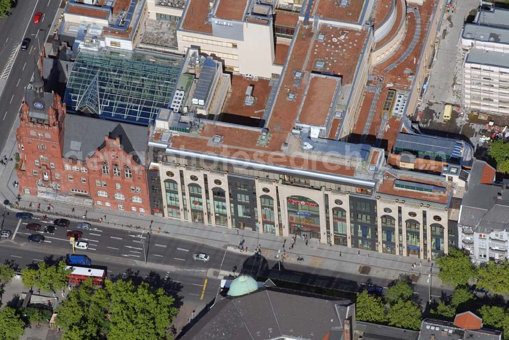 Aerial photograph Berlin-Steglitz - BERLIN-Steglitz Blick auf das Einkaufszentrum „Das Schloss“ am roten alten Rathaus in der Schloßstraße/Ecke Grunewaldstraße. 200 Millionen Euro hat ein Immobilienfonds der Firma H.F.S. unter Geschäftsführer Harald G. Huth investiert. Bei der Fassade orientierte sich Architekt Manfred Pechthold „an Kaufhäusern des 19. Jahrhunderts“. Außerdem soll das Center zum denkmalgeschützten Rathaus-Altbau passen.