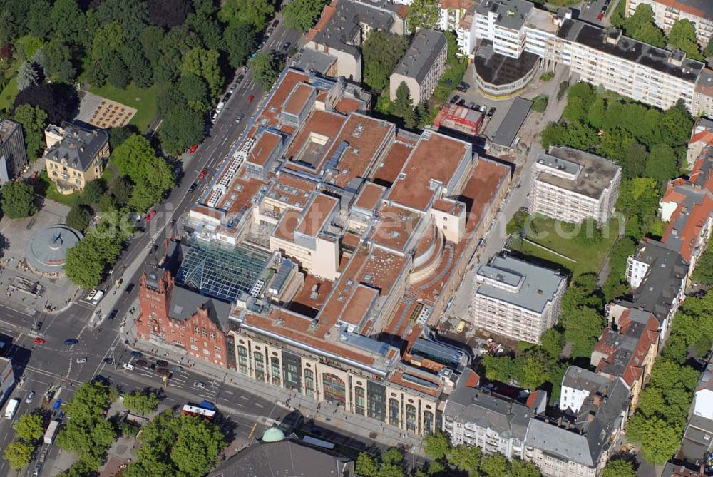 Berlin-Steglitz from the bird's eye view: BERLIN-Steglitz Blick auf das Einkaufszentrum „Das Schloss“ am roten alten Rathaus in der Schloßstraße/Ecke Grunewaldstraße. 200 Millionen Euro hat ein Immobilienfonds der Firma H.F.S. unter Geschäftsführer Harald G. Huth investiert. Bei der Fassade orientierte sich Architekt Manfred Pechthold „an Kaufhäusern des 19. Jahrhunderts“. Außerdem soll das Center zum denkmalgeschützten Rathaus-Altbau passen.