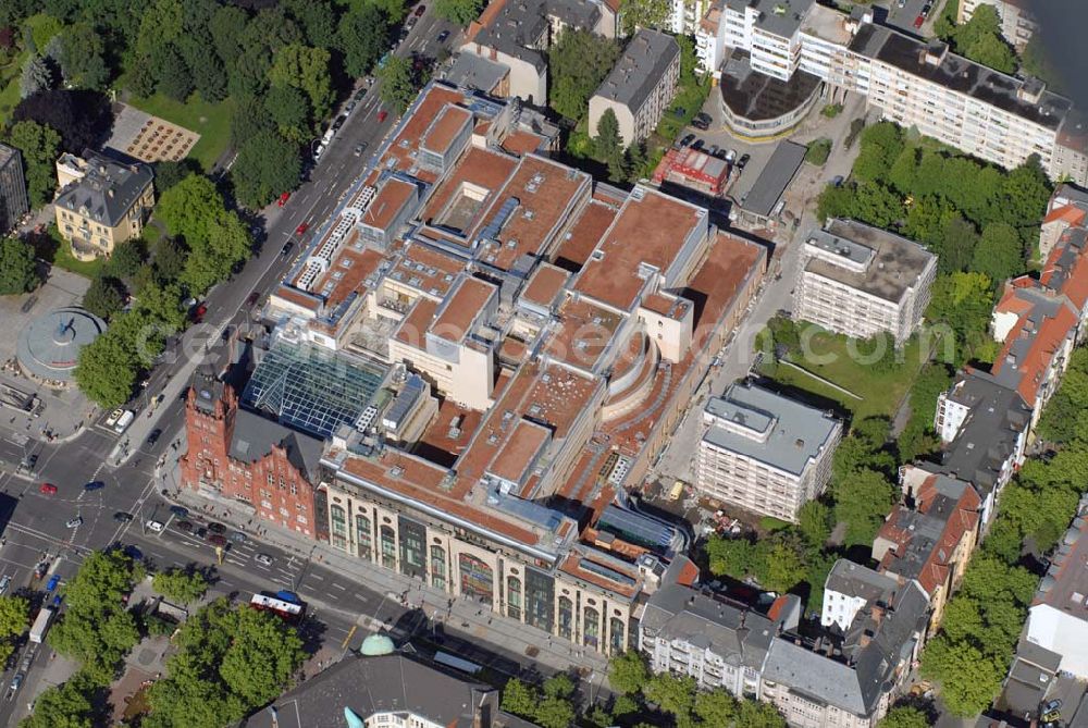 Aerial image Berlin-Steglitz - BERLIN-Steglitz Blick auf das Einkaufszentrum „Das Schloss“ am roten alten Rathaus in der Schloßstraße/Ecke Grunewaldstraße. 200 Millionen Euro hat ein Immobilienfonds der Firma H.F.S. unter Geschäftsführer Harald G. Huth investiert. Bei der Fassade orientierte sich Architekt Manfred Pechthold „an Kaufhäusern des 19. Jahrhunderts“. Außerdem soll das Center zum denkmalgeschützten Rathaus-Altbau passen.