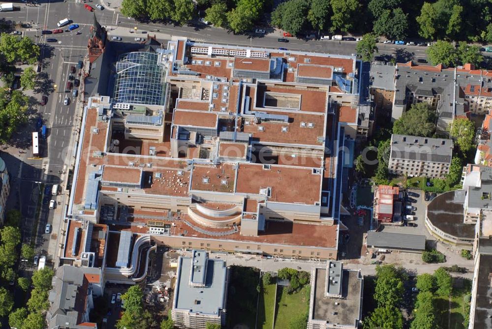 Aerial photograph Berlin-Steglitz - BERLIN-Steglitz Blick auf das Einkaufszentrum „Das Schloss“ am roten alten Rathaus in der Schloßstraße/Ecke Grunewaldstraße. 200 Millionen Euro hat ein Immobilienfonds der Firma H.F.S. unter Geschäftsführer Harald G. Huth investiert. Bei der Fassade orientierte sich Architekt Manfred Pechthold „an Kaufhäusern des 19. Jahrhunderts“. Außerdem soll das Center zum denkmalgeschützten Rathaus-Altbau passen.